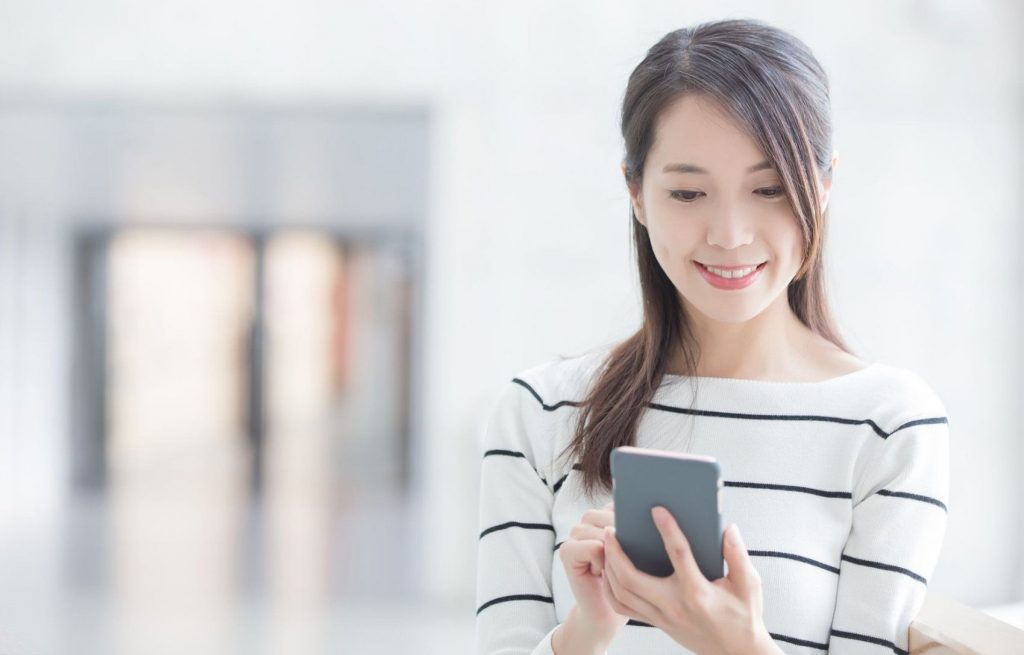 冷知識大全-綠果先生-低頭滑手機容易有口臭