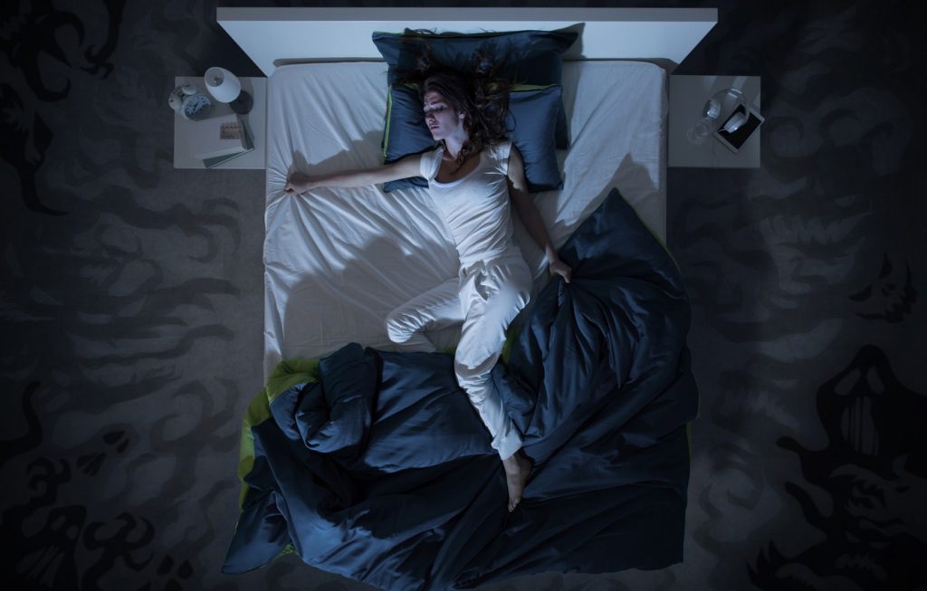 冷知識-綠果先生-女性比男性更容易做惡夢，常熬夜晚睡的人最嚴重？