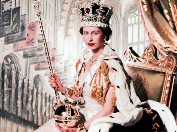 英國女王伊莉莎白二世終身沒有護照,且有兩個生日? | 綠果 GREENCONUT | Queen Elizabeth II 0913 冷知識大全-綠果先生-英國女王伊莉莎白二世終身沒有護照,且有兩個生日?