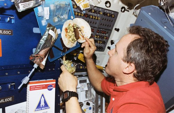 太空人最理想的早餐是牛排配雞蛋? | 綠果 GREENCONUT | astronaut breakfast 0917 冷知識-綠果先生-太空人最理想的早餐是牛排配雞蛋?