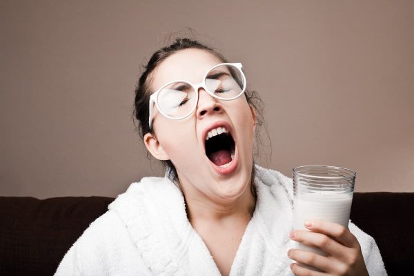 夜晚時段擠的牛奶,人喝了會容易入睡? | 綠果 GREENCONUT | sleeping milk 0911 冷知識大全-綠果先生-夜晚時段擠的牛奶,人喝了會想睡著覺?