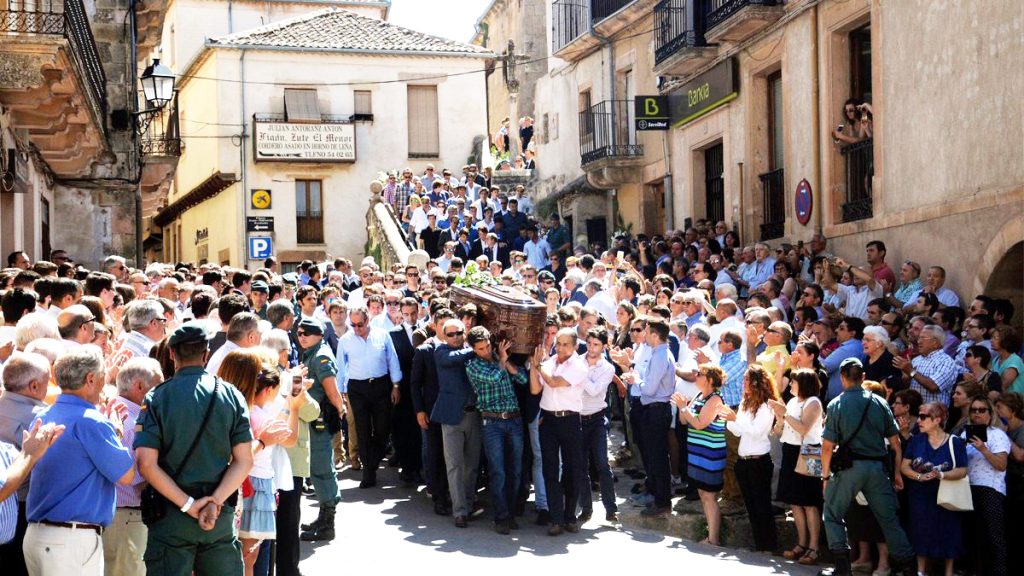 在西班牙葬禮,是要對往生者熱情鼓掌? | 綠果 GREENCONUT | spanish funeral clapping 0927 冷知識-綠果先生-在西班牙葬禮是要對往生者熱情鼓掌?