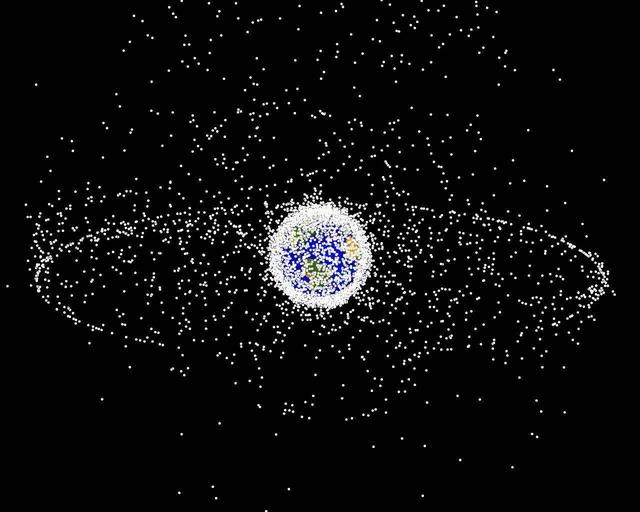 夜空上的流星雨其實是太空垃圾,傻瓜才許願? | 綠果 GREENCONUT | 冷知識 Space trash meteor shower 1028 冷知識-綠果先生-夜空上的流星雨其實是太空垃圾,傻瓜才許願?