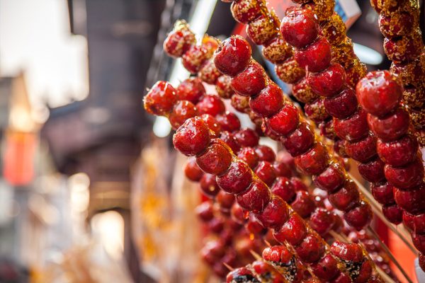 冰糖葫蘆源自於南宋,最早是用來治病的? | 綠果 GREENCONUT | crispy sugar coated fruit 1110冷知識 冷知識-綠果先生-冰糖葫蘆源自於南宋,最早是用來治病的?