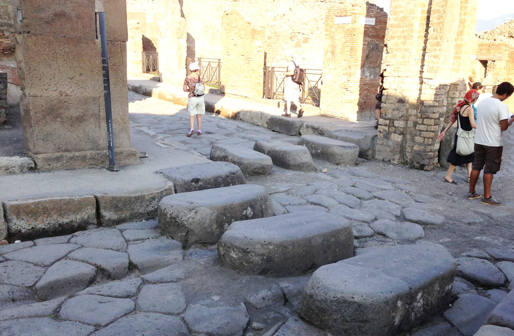 行人穿越道的斑馬線,原來前身是跳石? | 綠果 GREENCONUT | zebra crosswalk history 1123冷知識 冷知識-綠果先生-行人穿越道的斑馬線,原來前身是跳石?