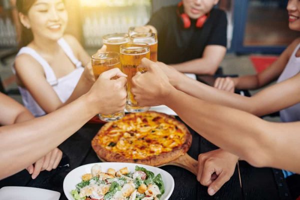 冷知識-綠果先生-喝酒會讓你暴飲暴食，更想吃鹹食或拉麵？