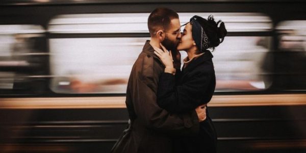 法國巴黎症候群困擾女性的心情,在火車月台上接吻是犯法的? | 綠果 GREENCONUT | 冷知識371 Paris Syndrome France kissing illegal 冷知識-綠果先生-法國巴黎症候群困擾女性的心情,在火車月台上接吻是犯法的?